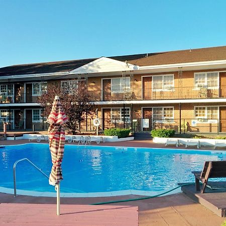 Budget Host East End Hotel In Riverhead Exteriör bild