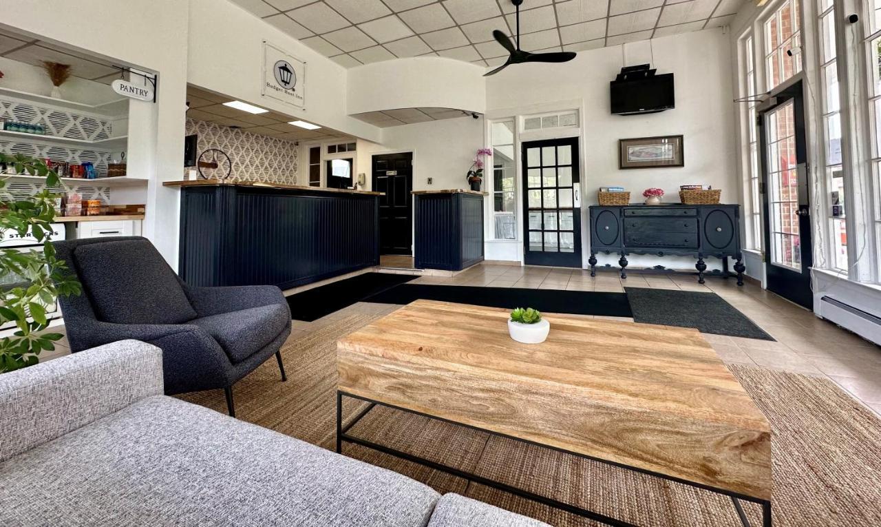 Budget Host East End Hotel In Riverhead Exteriör bild
