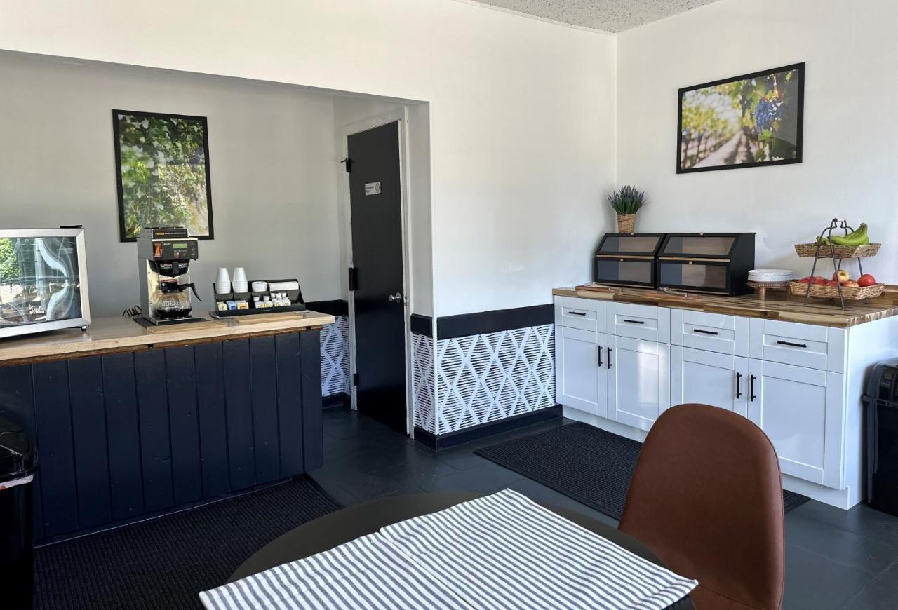 Budget Host East End Hotel In Riverhead Exteriör bild