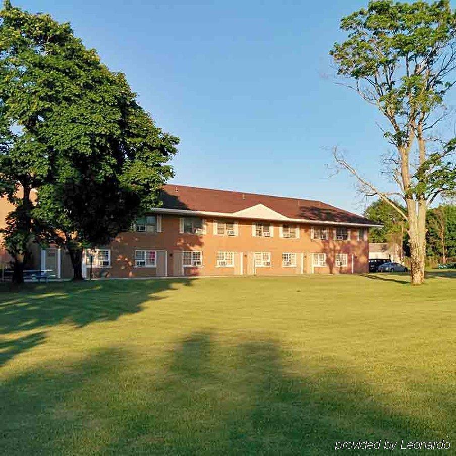 Budget Host East End Hotel In Riverhead Exteriör bild
