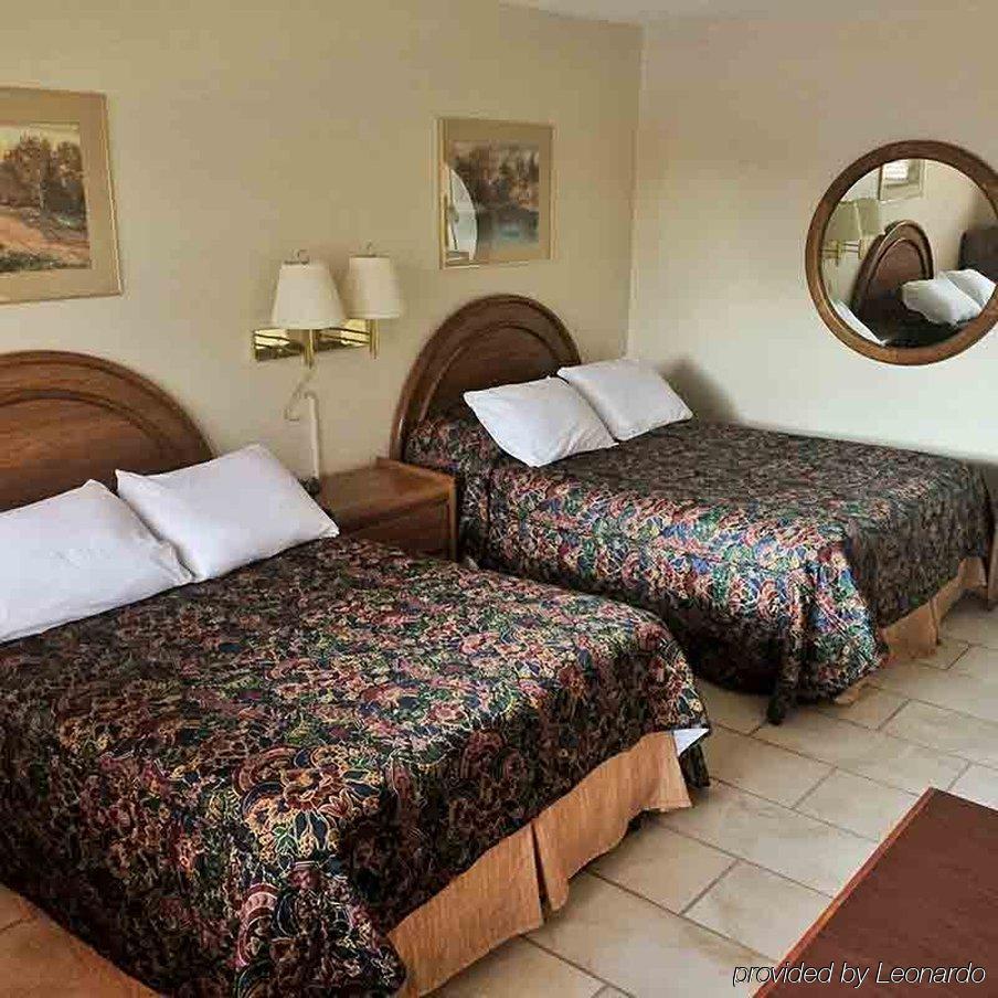 Budget Host East End Hotel In Riverhead Exteriör bild