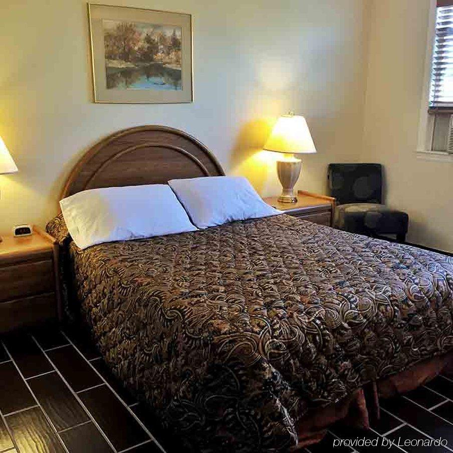Budget Host East End Hotel In Riverhead Exteriör bild