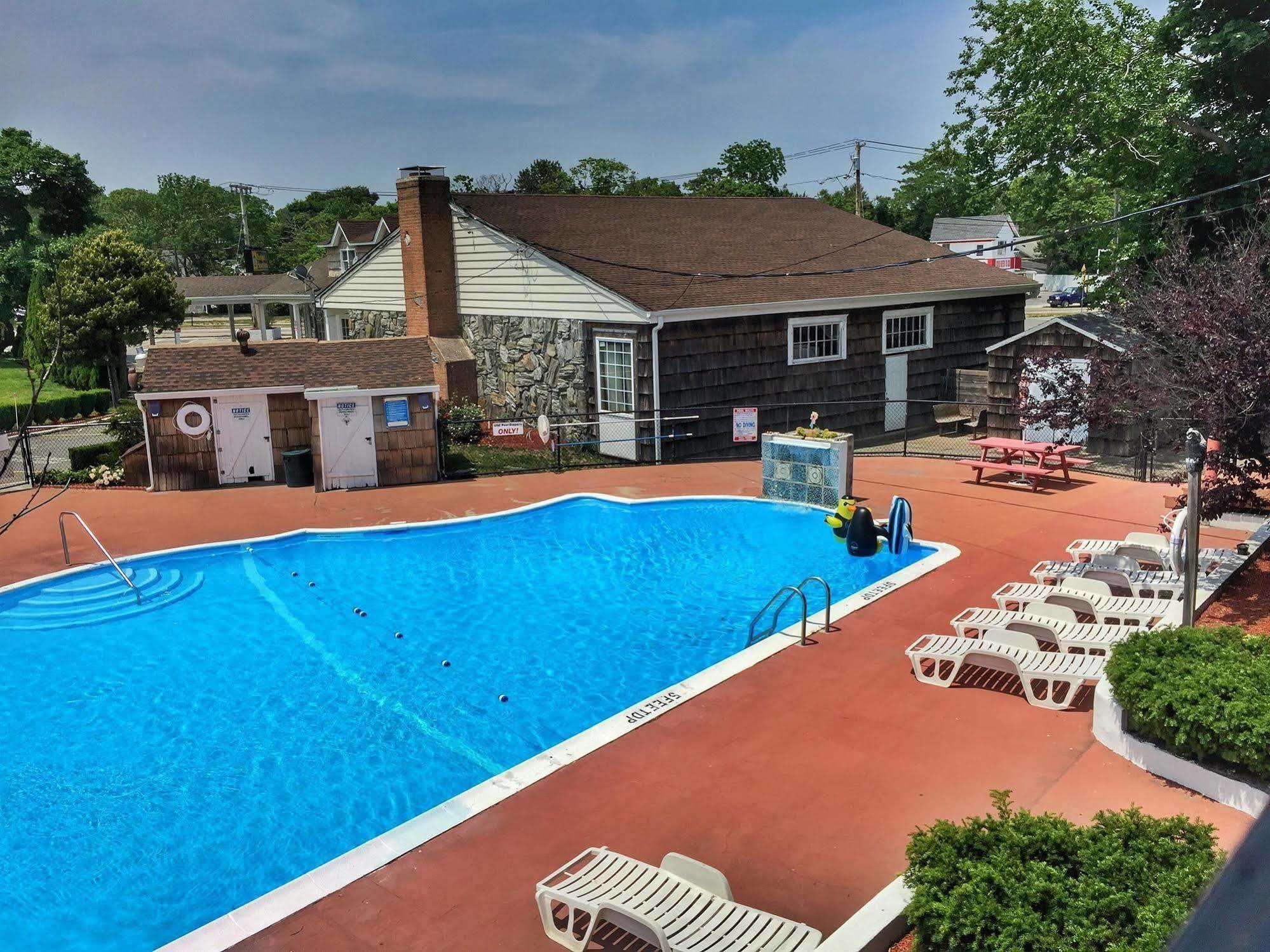 Budget Host East End Hotel In Riverhead Exteriör bild