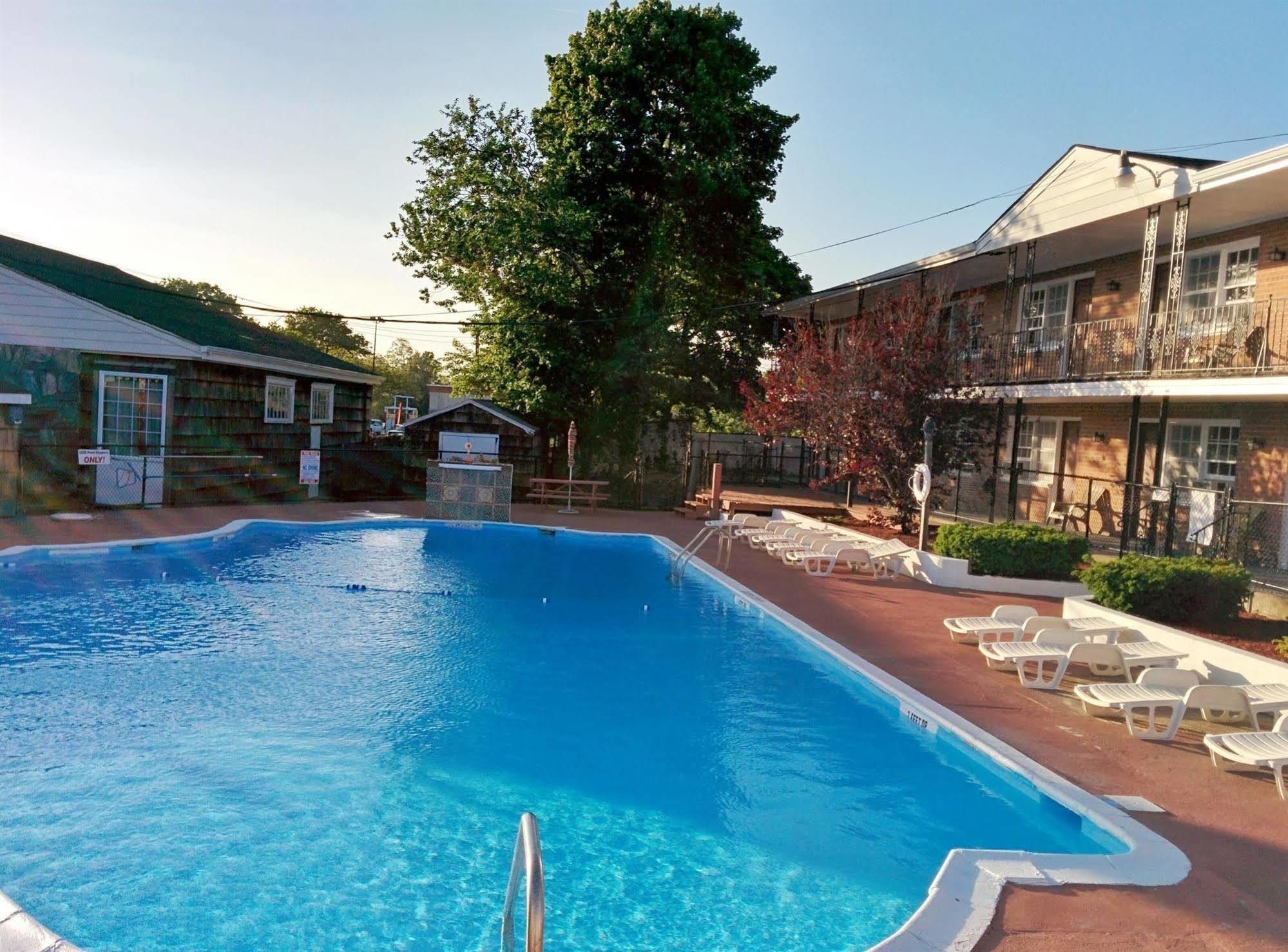 Budget Host East End Hotel In Riverhead Exteriör bild