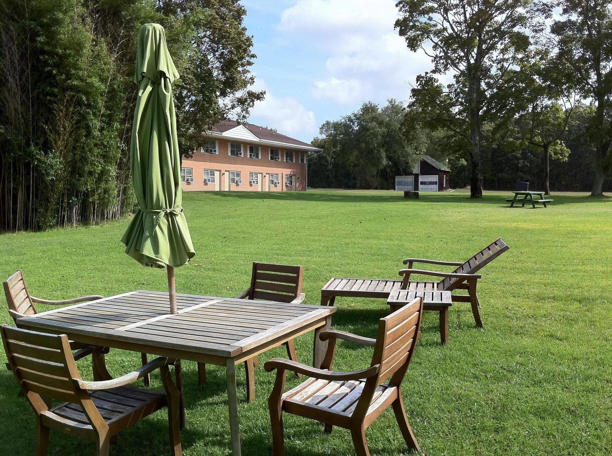 Budget Host East End Hotel In Riverhead Exteriör bild