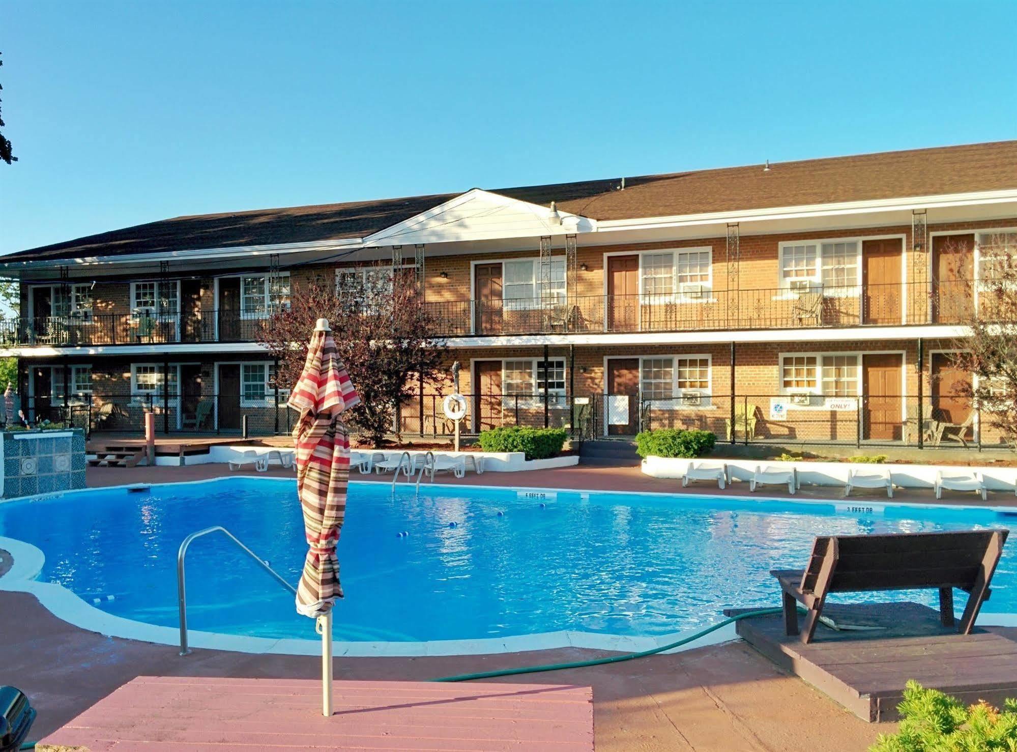 Budget Host East End Hotel In Riverhead Exteriör bild